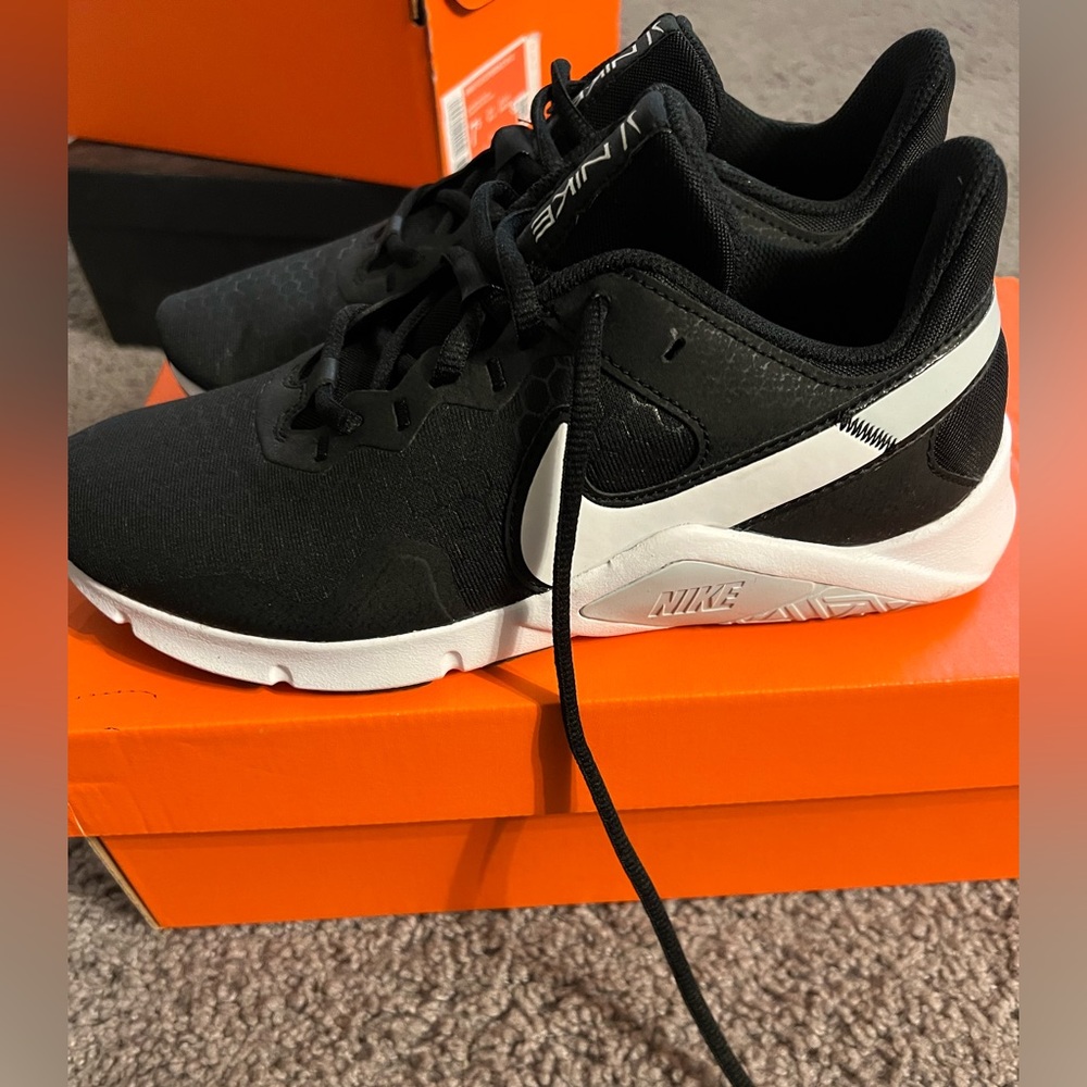 Nike Womens Legend Essentials 2 size 7.5